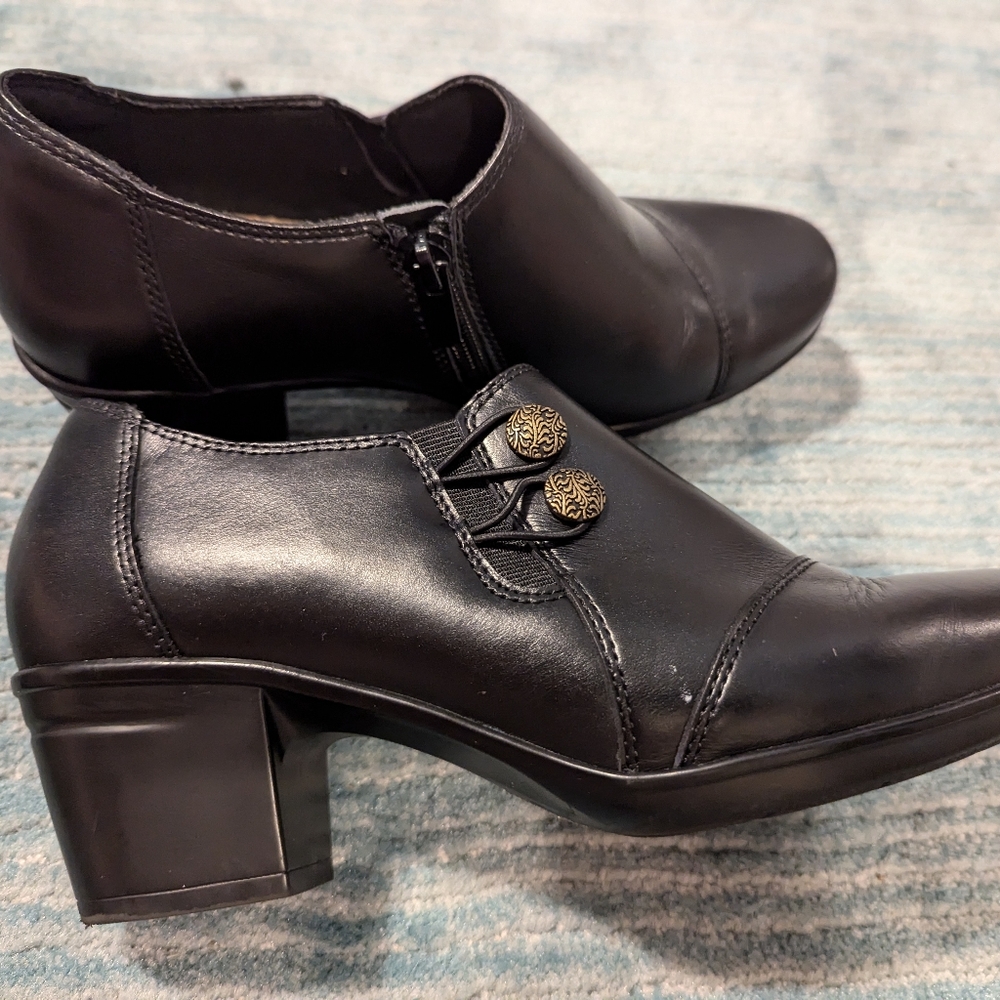 Clarks Emslie Warren Slip-Ons - Size 7.5W